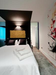 een slaapkamer met een wit bed met een zwart hoofdeinde bij Suiite de lujo en Sol M in Madrid