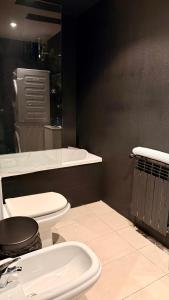 a bathroom with two toilets and a sink at Suite en Sol 2 P in Madrid