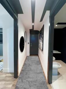 a hallway with a bathroom with a toilet at Suite en Sol 2 P in Madrid
