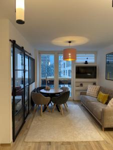 ein Wohnzimmer mit Sofa und Tisch in der Unterkunft Apartament Centrum Warszawy Pereca in Warschau