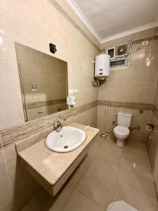 Et badeværelse på فندق ميريت امون سوهاج