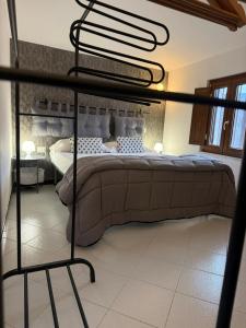 una camera con letto e struttura in ferro battuto di Villa dei Filari a Tramonti