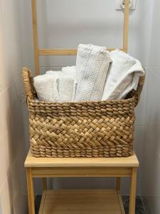 ein Korb mit Handtüchern auf einem Holzstuhl in der Unterkunft Apartament Centrum Warszawy Pereca in Warschau