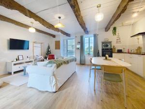 Et tv og/eller underholdning på Le gîte du Bois Robin - 2 bedroom house