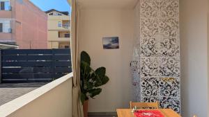 a room with a balcony with a tile wall at Domu S'Aratzia - Vicino al mare - con parcheggio privato in Quartu Sant'Elena +12 photos