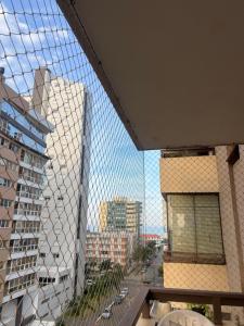 una vista dal balcone di un edificio di Apartamento com suíte Praia Grande Torres a Torres