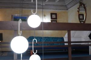 罗马Residenza al Pantheon - RH Collection的房间里挂着三盏灯，房间里还有一张床。