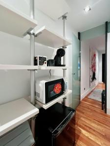 een keuken met een magnetron op een plank bij Suiite de lujo en Sol M in Madrid +23 foto's