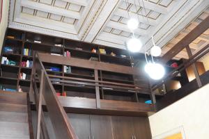 罗马Residenza al Pantheon - RH Collection的书架图书馆的楼梯