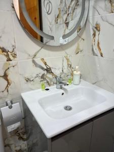 Phòng tắm tại Élégance et Confort à Proximité de la Plage