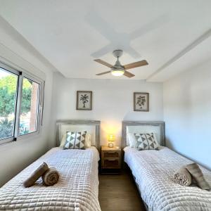 Postel nebo postele na pokoji v ubytování (NEW) Beachside apartment - Calahonda Beach