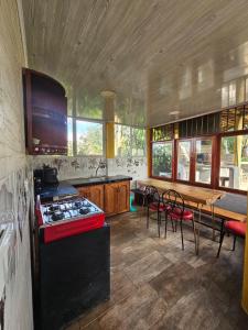 a kitchen with a stove and a table and chairs at Perla del Ruiz in Manizales
