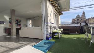 Khu vực ghế ngồi tại Mirador de Siloé