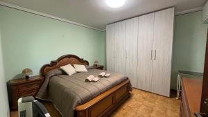 ein Schlafzimmer mit einem Bett, auf dem zwei Handtücher liegen in der Unterkunft Casa Falco in Urbania