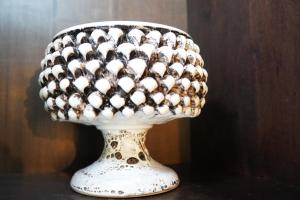 罗马Residenza al Pantheon - RH Collection的一个白色花瓶，上面有很多球体