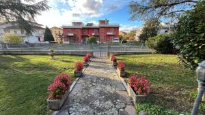 eine Blumenreihe vor einem roten Haus in der Unterkunft Casa Falco in Urbania