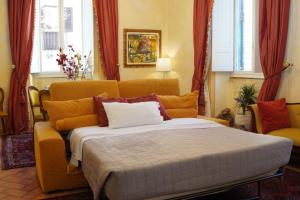 罗马Residenza al Pantheon - RH Collection的带床、沙发和窗户的卧室