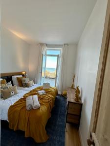 ein Schlafzimmer mit zwei Betten und einem Fenster in der Unterkunft Villa Ô Dunes in Châtelaillon-Plage + 29 Fotos