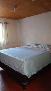 ein großes Bett in einem Schlafzimmer mit Fenster in der Unterkunft Casa Mary in Panajachel