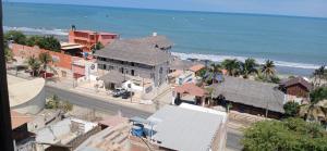 een luchtzicht op een stad met een strand bij Casa de playa in Tumbes