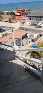 een witte reling aan een straat met een gebouw bij Casa de playa in Tumbes