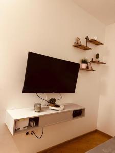 einen großen Flachbild-TV an der Wand in der Unterkunft Studio Apartman Centar 2 in Livno
