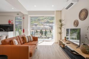 Et tv og/eller underholdning på Modern Apartment Steps From Beach