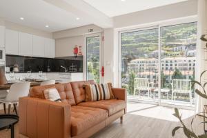 Køkken eller tekøkken på Modern Apartment Steps From Beach