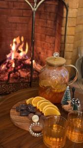 een tafel met een pot thee en wat drankjes bij Сункар in Uchitelʼ +99 foto's