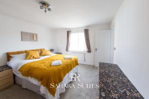 En eller flere senge i et værelse på Spacious 5BR Weekend Home in Cardiff - Garden & Parking