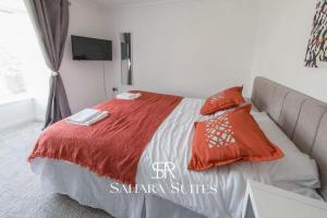 En eller flere senge i et værelse på Spacious 5BR Weekend Home in Cardiff - Garden & Parking + 23 billeder