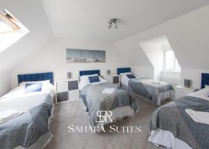 En eller flere senge i et værelse på Spacious 5BR Weekend Home in Cardiff - Garden & Parking