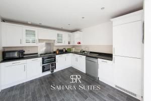 Køkken eller tekøkken på Spacious 5BR Weekend Home in Cardiff - Garden & Parking