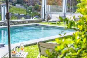 Swimmingpoolen hos eller tæt på Modern Apartment Steps From Beach