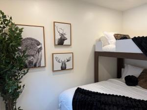 een slaapkamer met drie afbeeldingen van dieren aan de muur bij Luxe Escape - At Powder Mountain in Sundown Condominiums at Powder Mountain