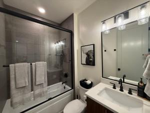 een badkamer met een toilet, een wastafel en een douche bij Luxe Escape - At Powder Mountain in Sundown Condominiums at Powder Mountain +8 foto's
