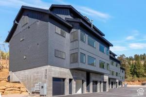 een groot grijs gebouw met veel ramen bij Luxe Escape - At Powder Mountain in Sundown Condominiums at Powder Mountain