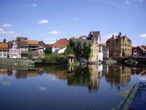 een stad met een rivier met gebouwen en een brug bij Ferienwohnung Leo in Eschwege