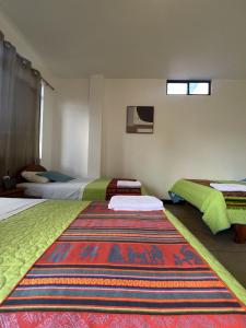 Giường trong phòng chung tại Hotel Casa Cascada