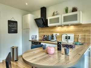 een keuken met een houten aanrecht met een tafel bij Au Balcon de la Basilique in Boulogne-sur-Mer