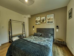 een slaapkamer met een bed met een blauw dekbed bij Au Balcon de la Basilique in Boulogne-sur-Mer