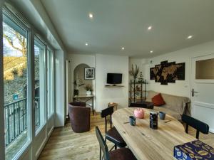 een woonkamer met een tafel en een bank bij Au Balcon de la Basilique in Boulogne-sur-Mer
