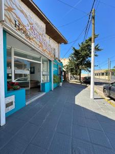 een winkel aan de straatkant bij Hotel Santa Elena in San Clemente del Tuyú