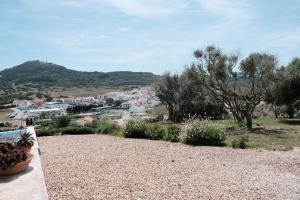 Blick auf eine Stadt von einem Haus auf einem Hügel in der Unterkunft Suites Agroturismo Bini Aumaia in Es Mercadal