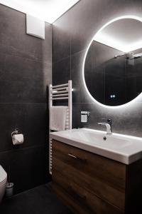 un bagno con lavandino e specchio di Prestihof a San Vigilio Di Marebbe Altre 29 foto