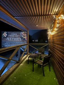 een kamer met een tafel en een bank op een balkon bij Готель-кафе Чатина in Soymy