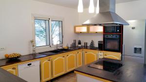 Kuchyň nebo kuchyňský kout v ubytování Chic Villa 20min from Beaches 40 from Mountains