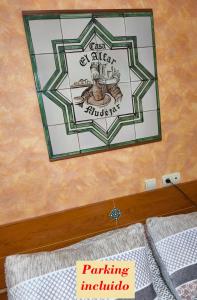 een spiegel aan de muur van een slaapkamer bij Casa el Alfar mudéjar in Teruel
