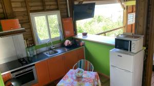 Køkken eller tekøkken på MAISON FAMILLE RANCE + 49 billeder