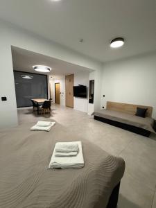 En eller flere senge i et værelse på Osicki Sport Resort